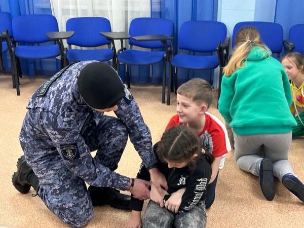 Сотрудник Росгвардии показывает приём первой помощи