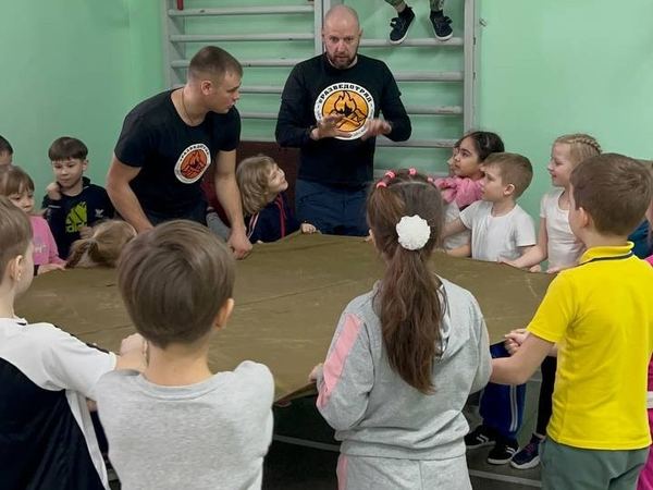 Командная игра с парашютом в спортзале